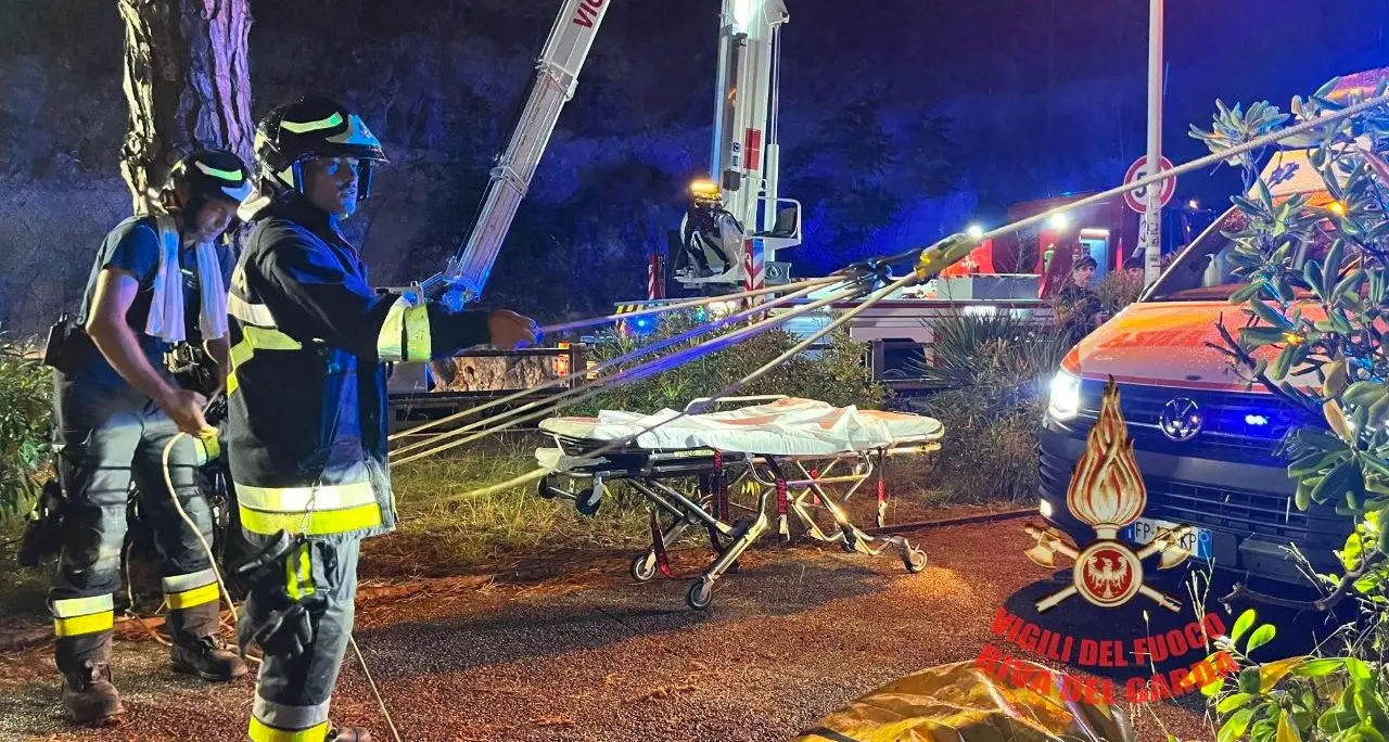 Cade dalla ciclopedonale sugli scogli, intervento dei Vigili del fuoco nella notte