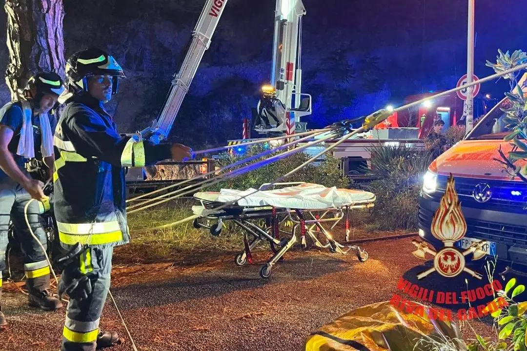 Cade dalla ciclopedonale sugli scogli, intervento dei Vigili del fuoco nella notte