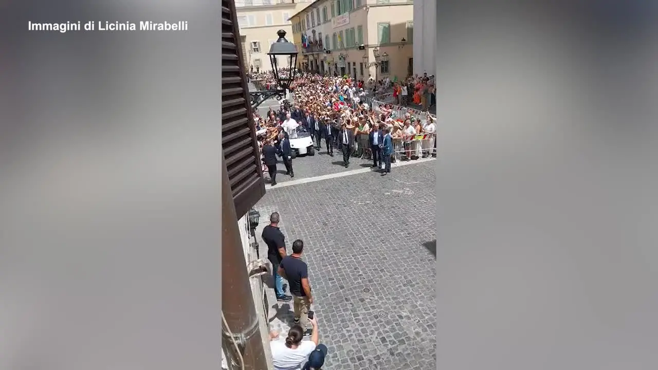 Dopo l'Angelus il Papa si concede ai fedeli con un giro tra la folla in golf cart