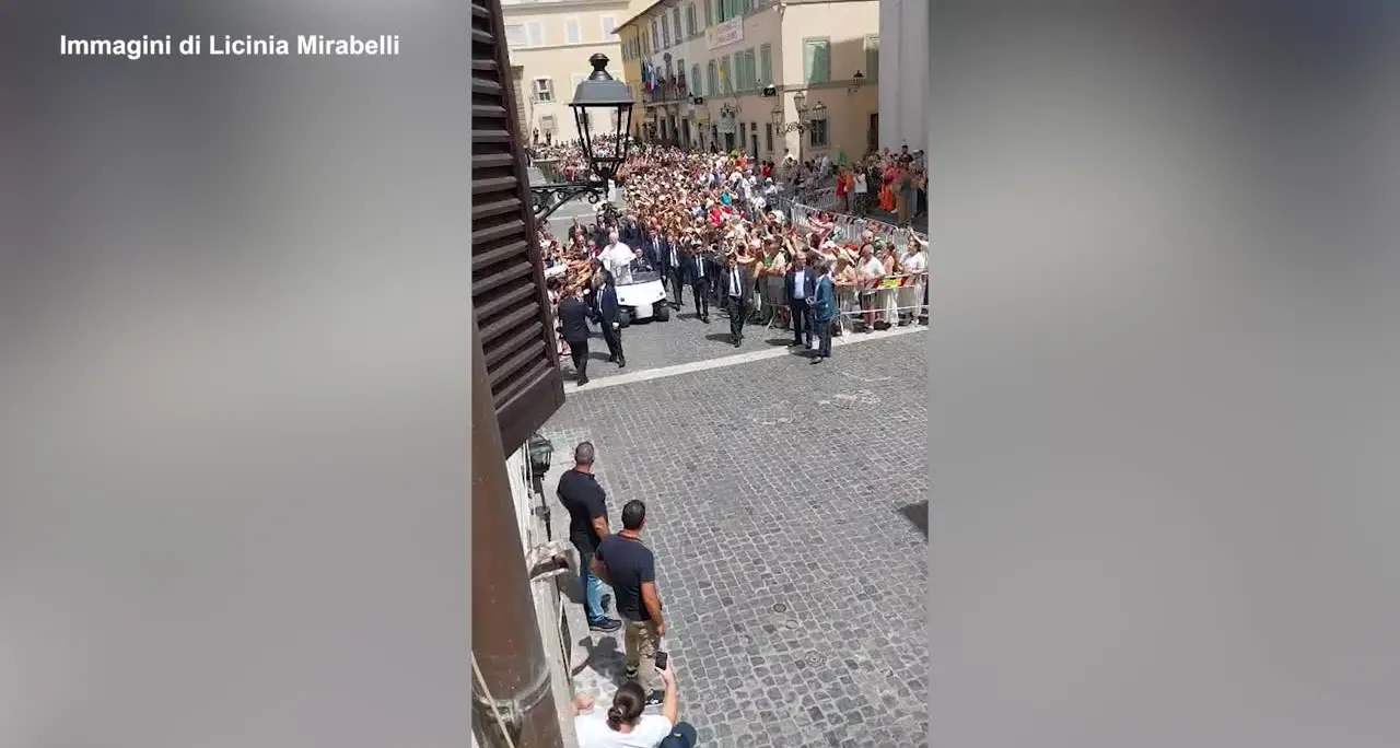 Dopo l'Angelus il Papa si concede ai fedeli con un giro tra la folla in golf cart