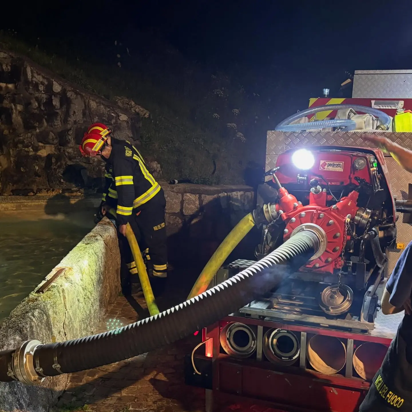 Nuova bonifica dei vigili del fuoco dopo l'incendio boschivo