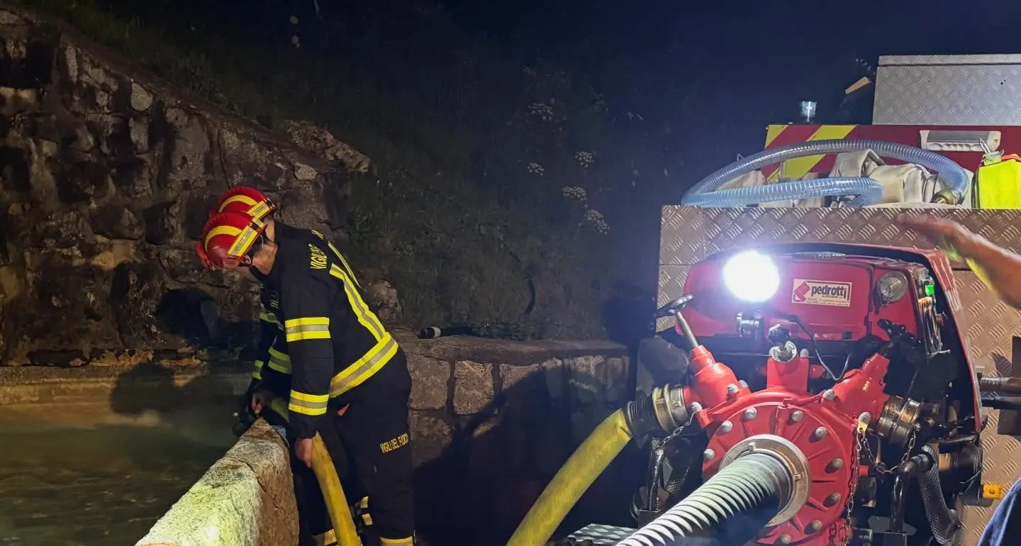 Nuova bonifica dei vigili del fuoco dopo l'incendio boschivo