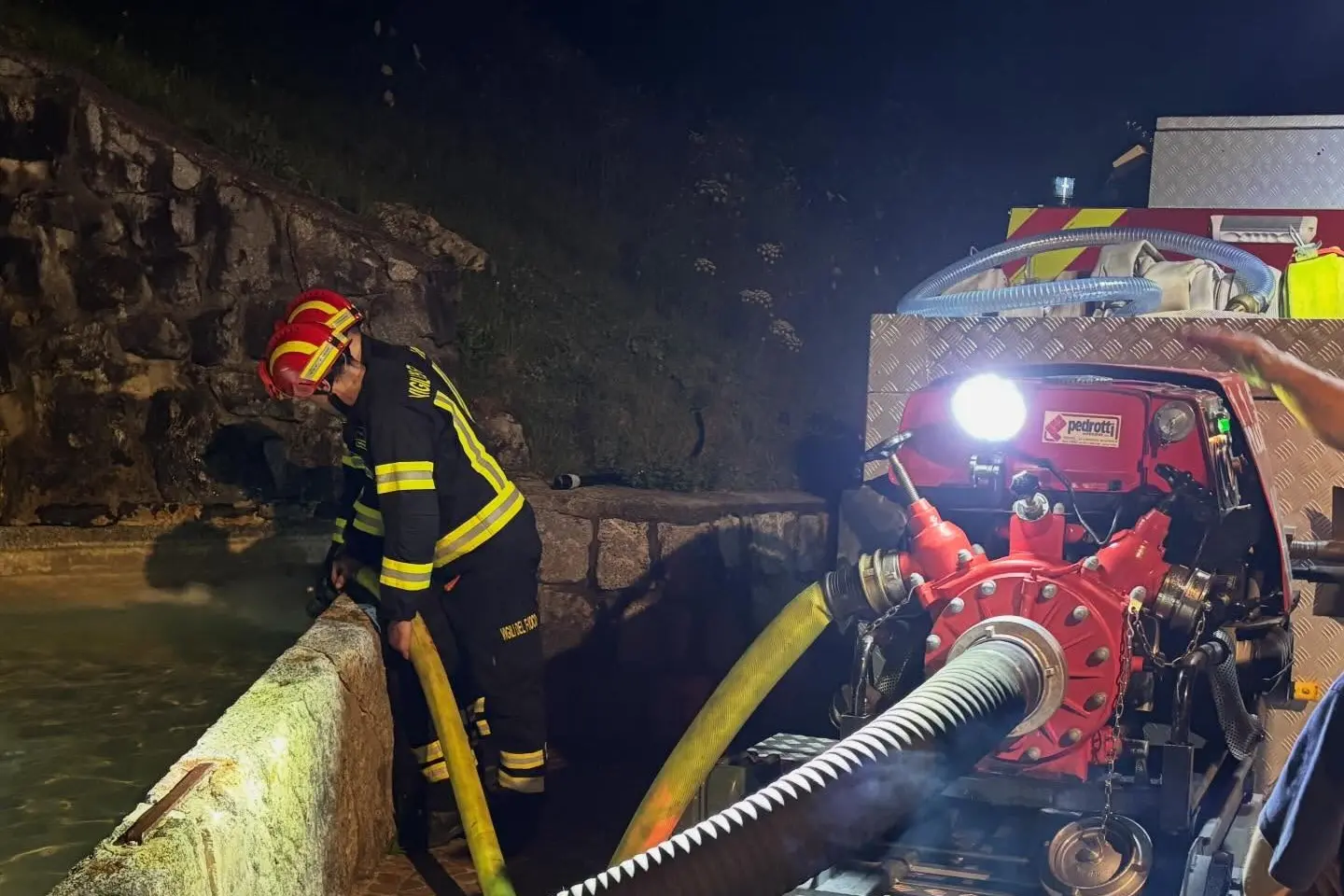Nuova bonifica dei vigili del fuoco dopo l'incendio boschivo