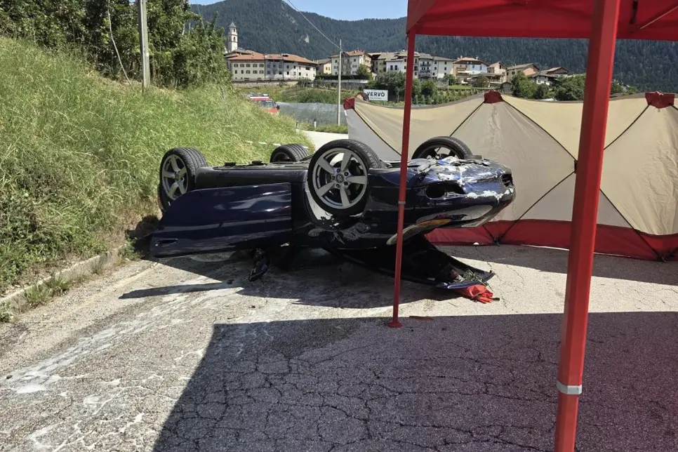 Incidente a Vervò, auto fuori strada: ferito un 25enne