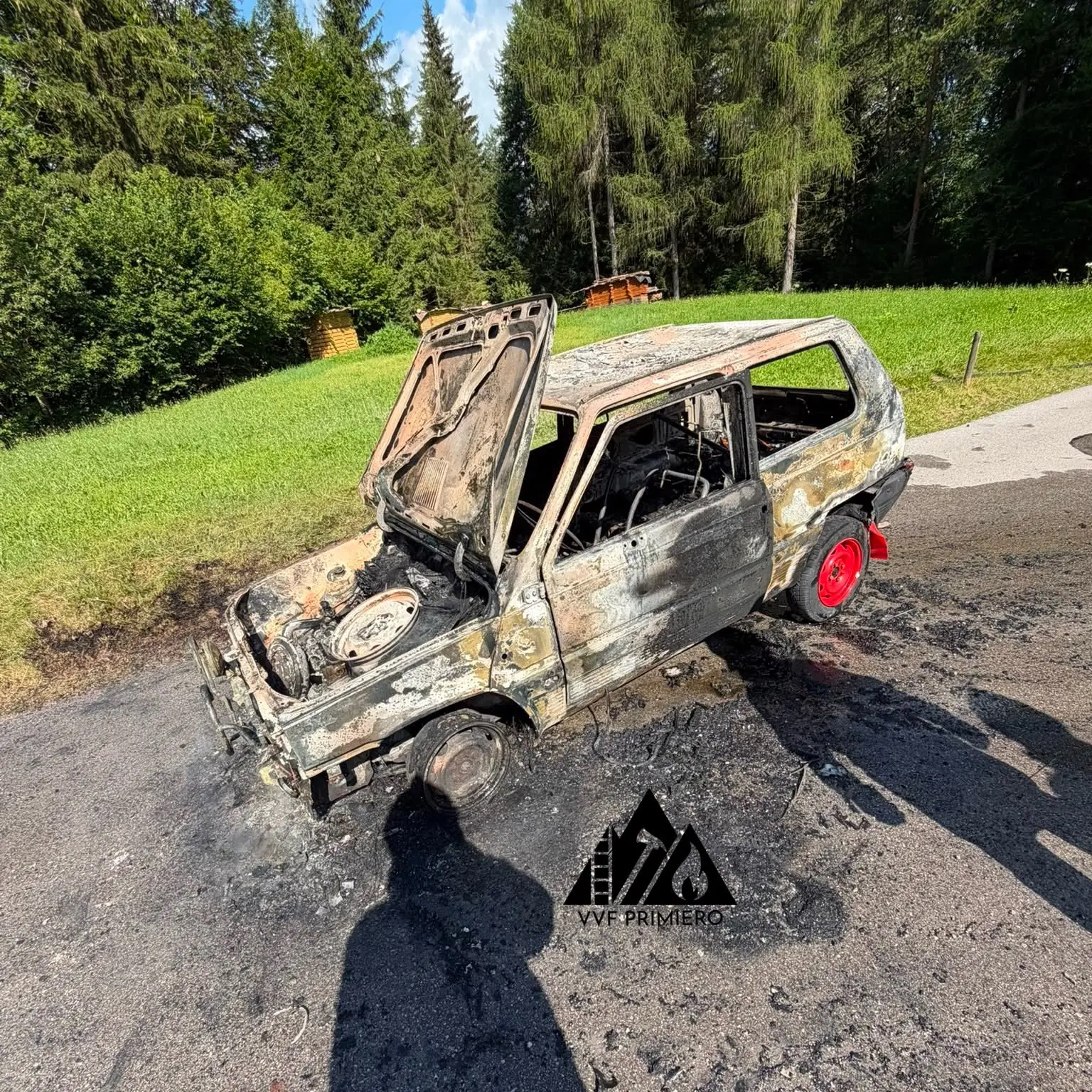 Primiero: auto distrutta dalle fiamme, nessuna persona coinvolta