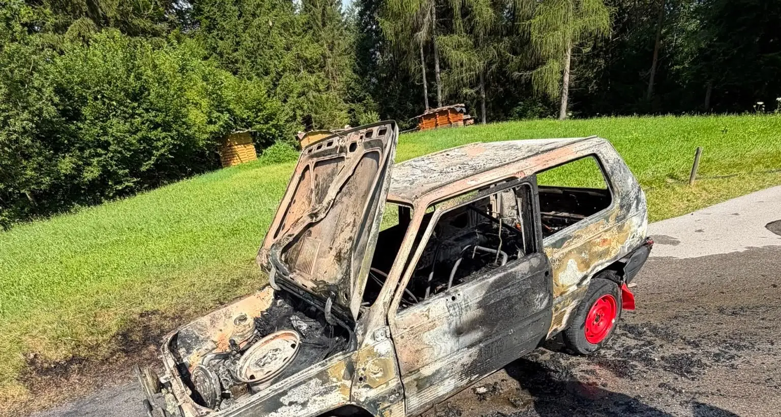 Primiero: auto distrutta dalle fiamme, nessuna persona coinvolta