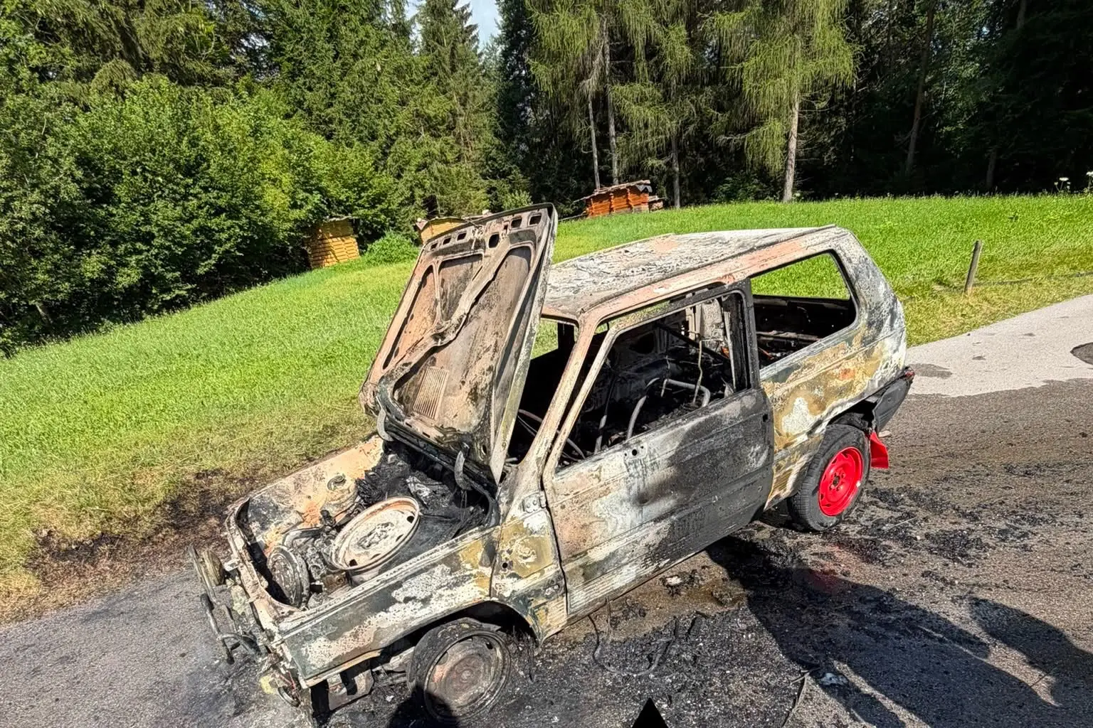 Primiero: auto distrutta dalle fiamme, nessuna persona coinvolta