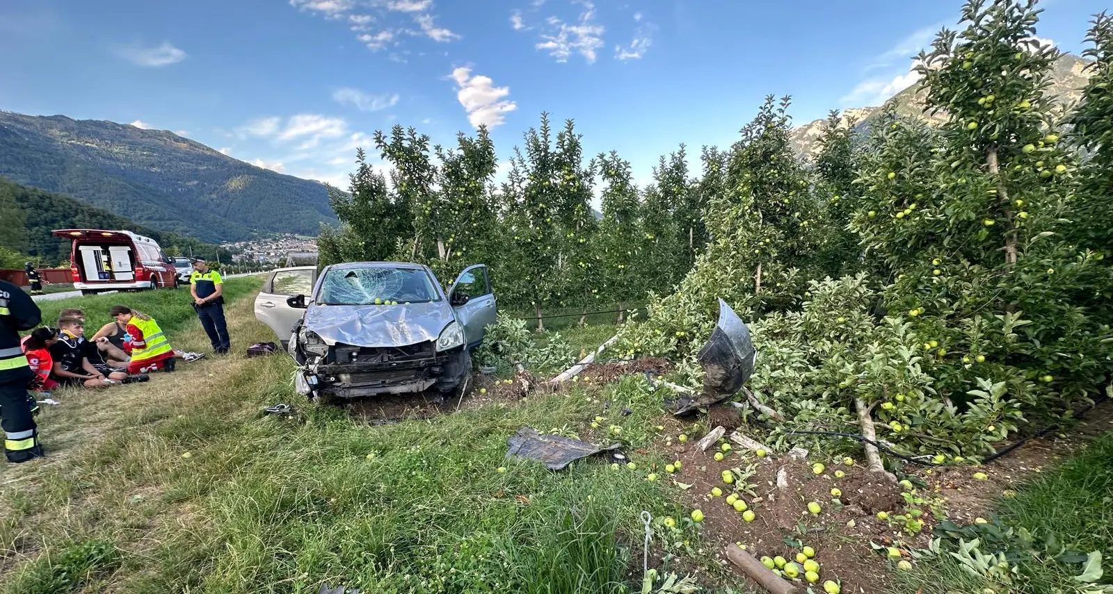 Incidente a Caldonazzo, auto nei meleti dopo aver invaso l'altra corsia