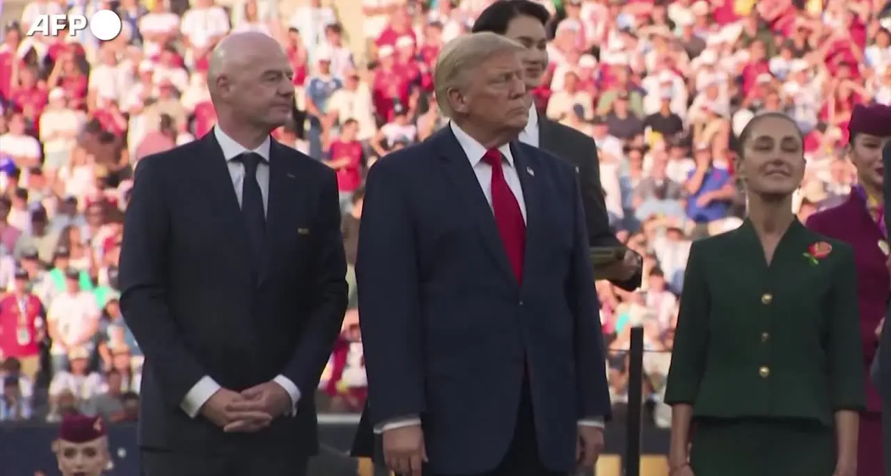 Mondiali 2026, Trump e Infantino consegnano la Coppa del Mondo alla Spagna