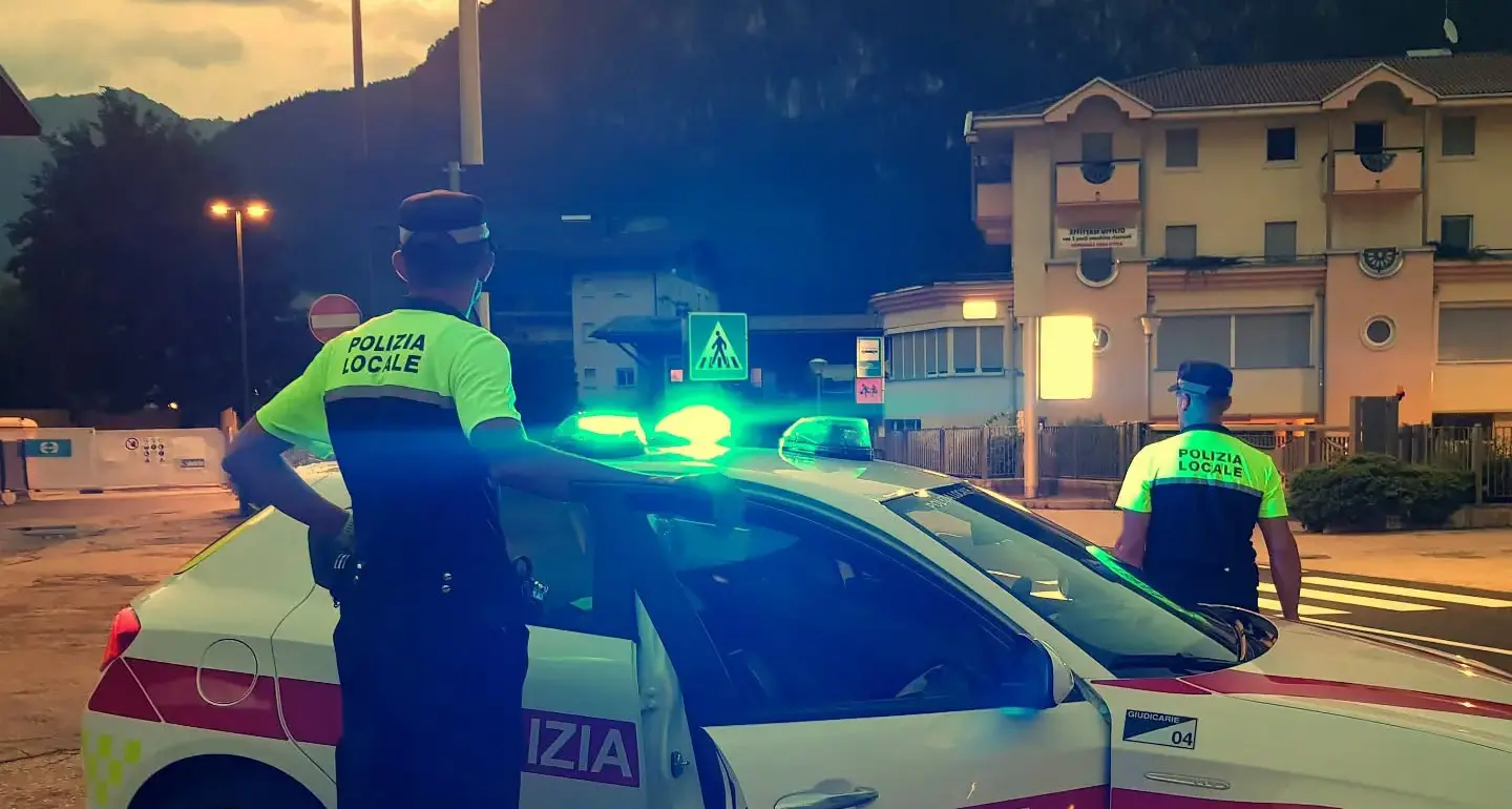 Cinque patenti ritirate in due settimane per uso del cellulare alla guida nelle Giudicarie