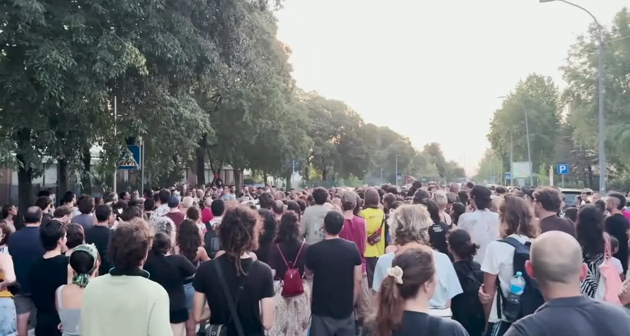 Morto ammanettato a Bologna, il presidio dei familiari al Pilastro