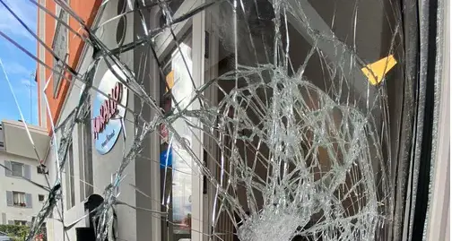 Allarme spaccate, gli esercenti: più controlli e telecamere contro la microcriminalità