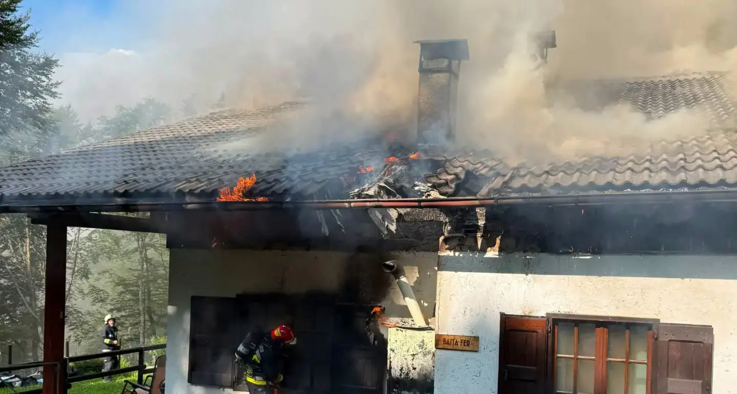 Baita in fiamme a Fèr, ecco come è stato domato l'incendio in quota