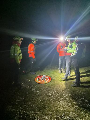 Zona di montagna sopra Tesimo con soccorritori in operazione di ricerca notturna in ambiente alpestre