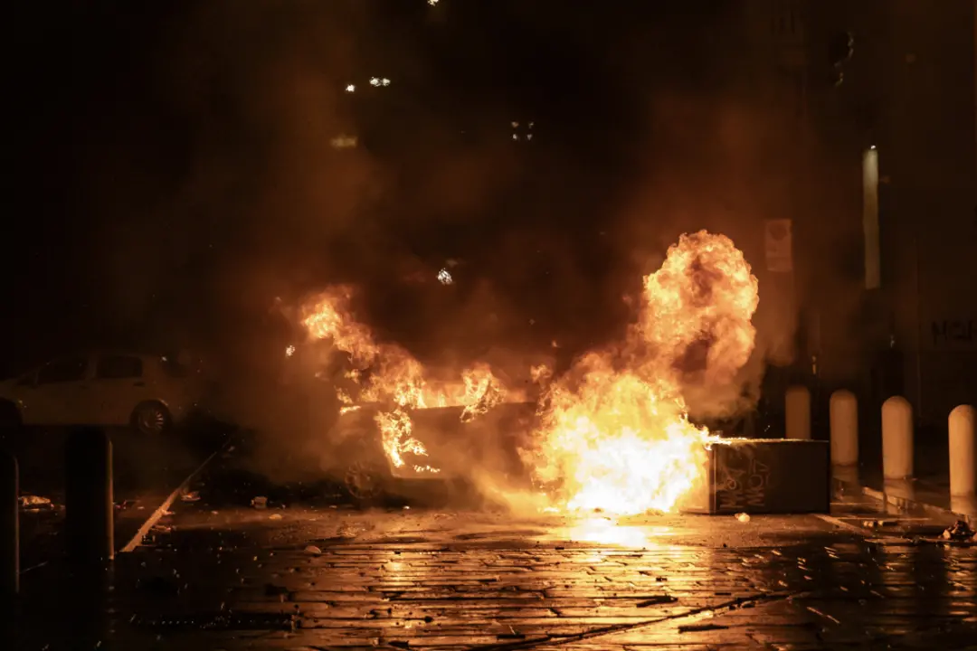 La piazza per Fakir si infiamma a Bologna, scontri tra manifestanti e agenti