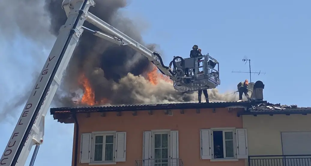 Paura a Mori, un incendio distrugge il tetto di un edificio: intervento massiccio dei pompieri