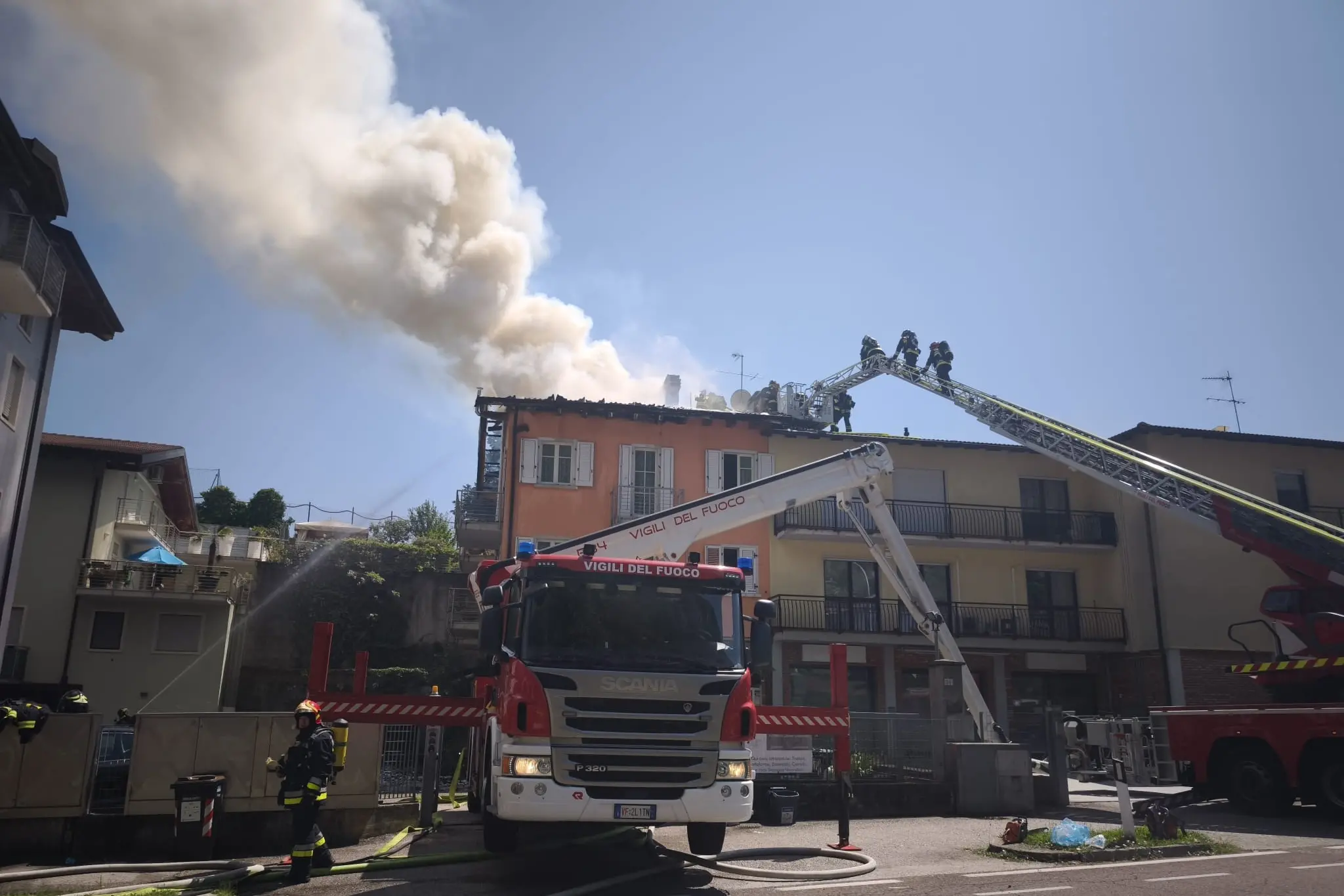 In fiamme il tetto di una casa di Mori