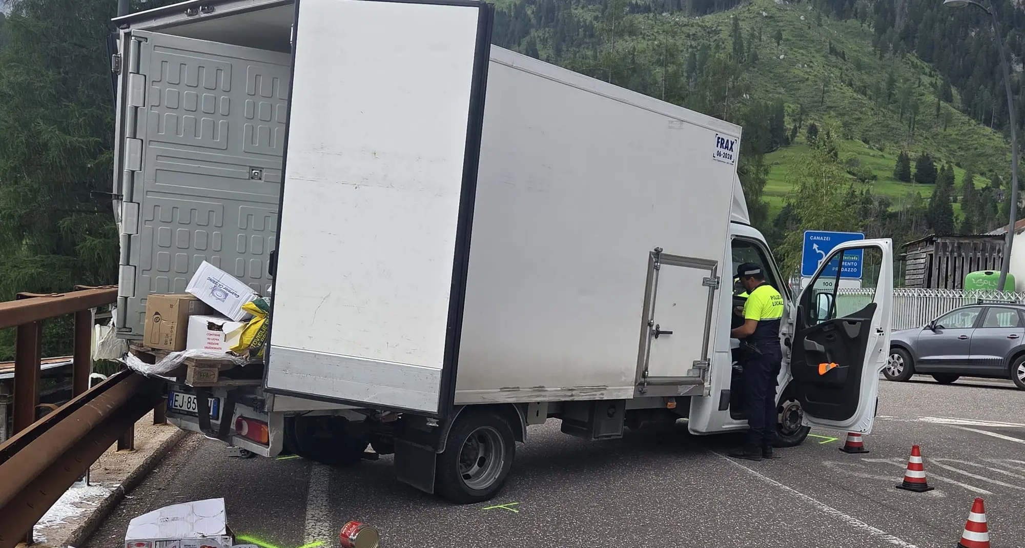 Moena, camion parcheggiato in pendenza si mette in movimento: autista ferito