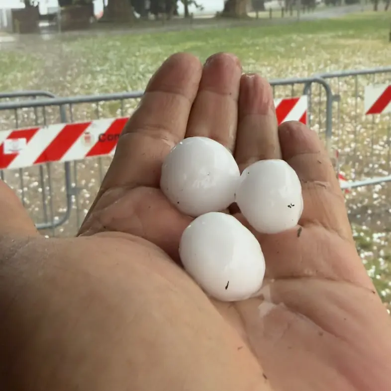 Violenta grandinata nella zona di Riva e in Val di Ledro: chicchi grandi come palline da golf