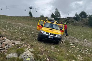 Soccorritori in montagna durante operazione di emergenza su terreno impervio