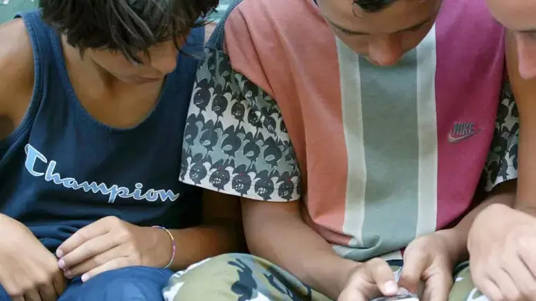 Francia, stop ai social agli under 15: il Parlamento approva la legge