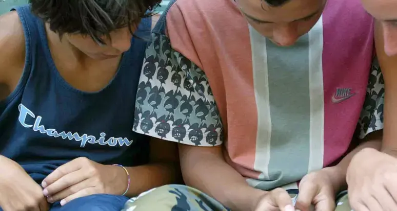 Francia, stop ai social agli under 15: il Parlamento approva la legge