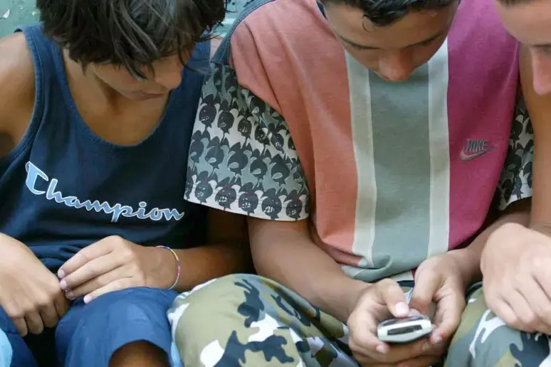 Francia, stop ai social agli under 15: il Parlamento approva la legge