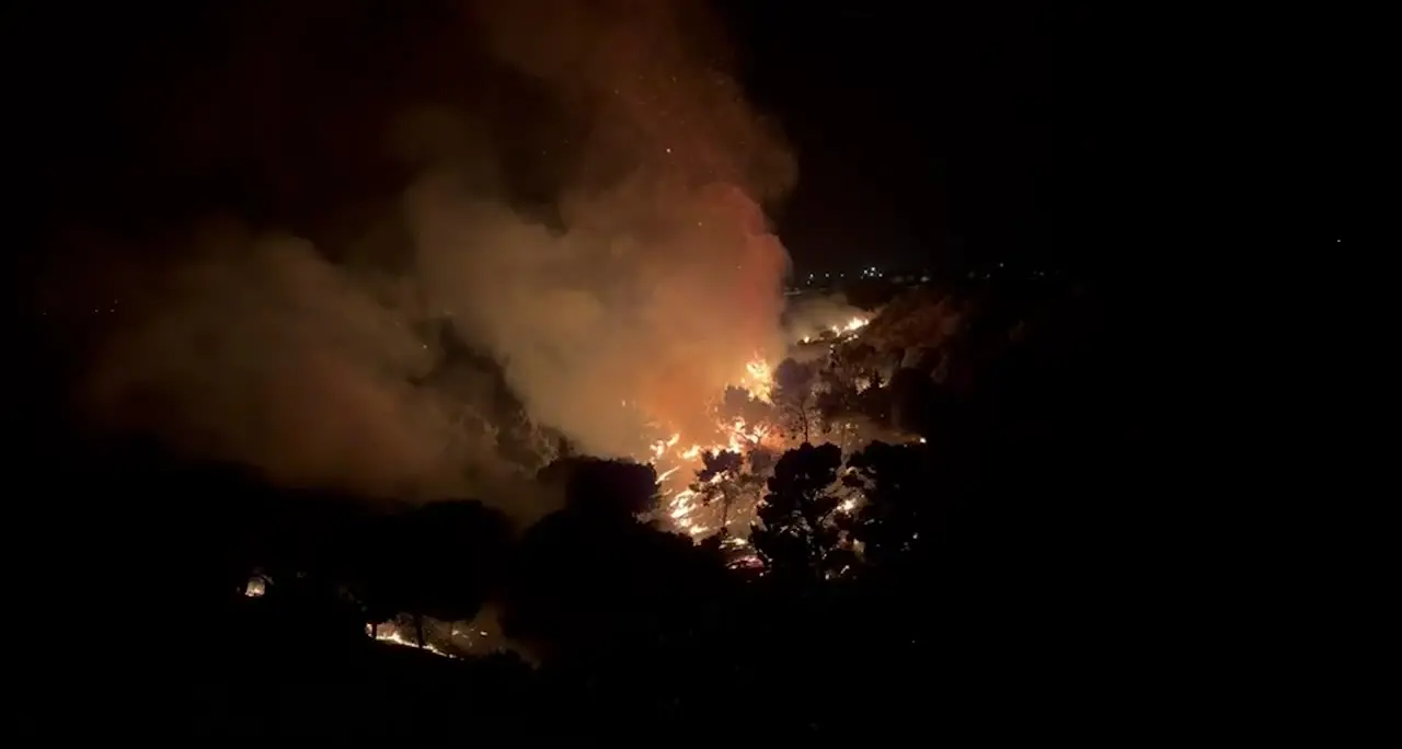 Incendio nella notte al Parco dell'Addolorata ad Agrigento, case al sicuro