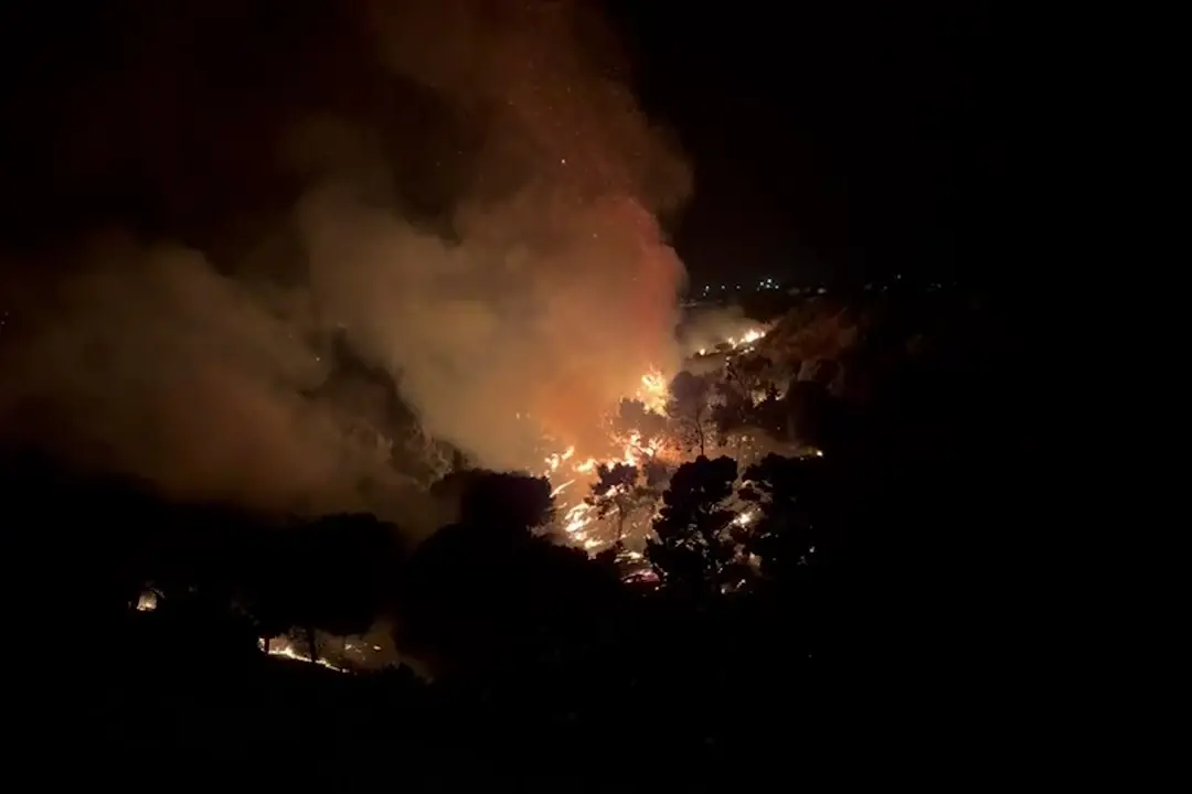 Incendio nella notte al Parco dell'Addolorata ad Agrigento, case al sicuro