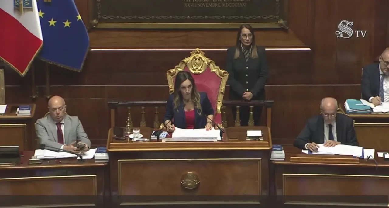 M5s occupano banchi per caso Delmastro, cartelli: “Fuori le chat”