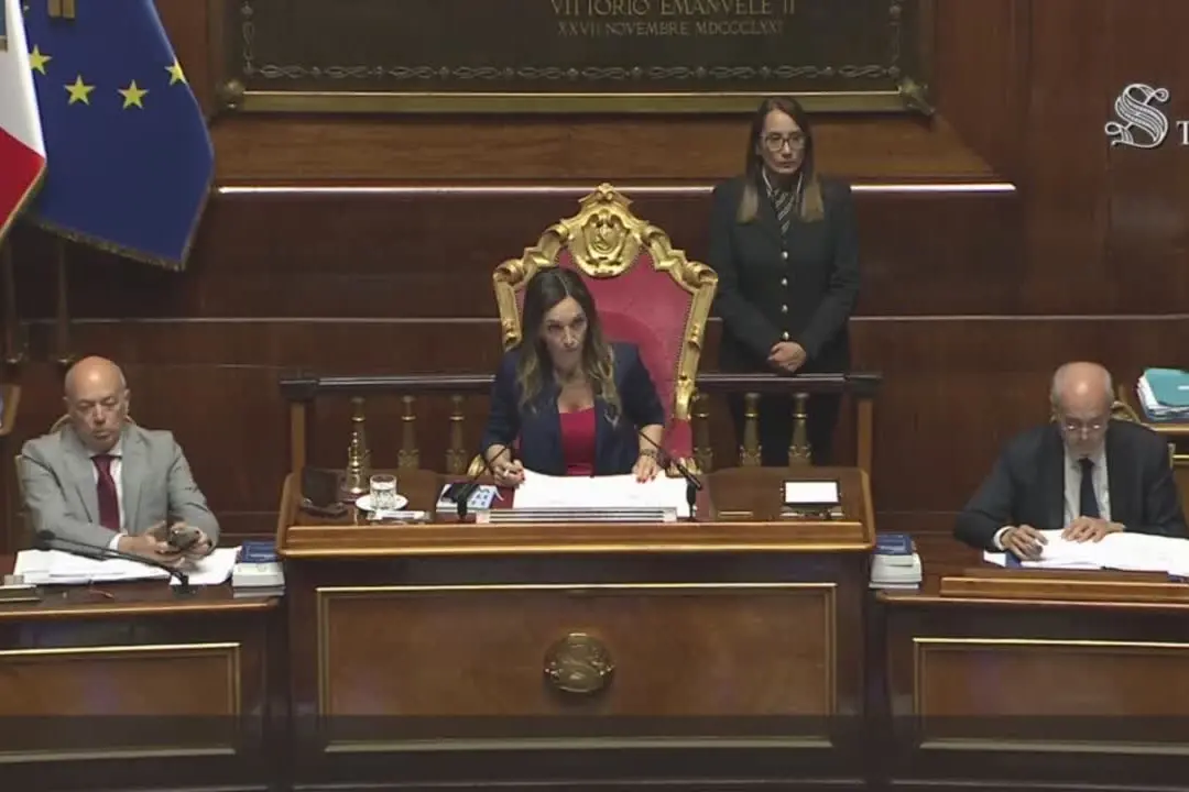 M5s occupano banchi per caso Delmastro, cartelli: “Fuori le chat”