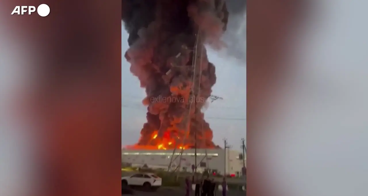 Russia, due centri logistici in fiamme dopo attacchi con droni ucraini