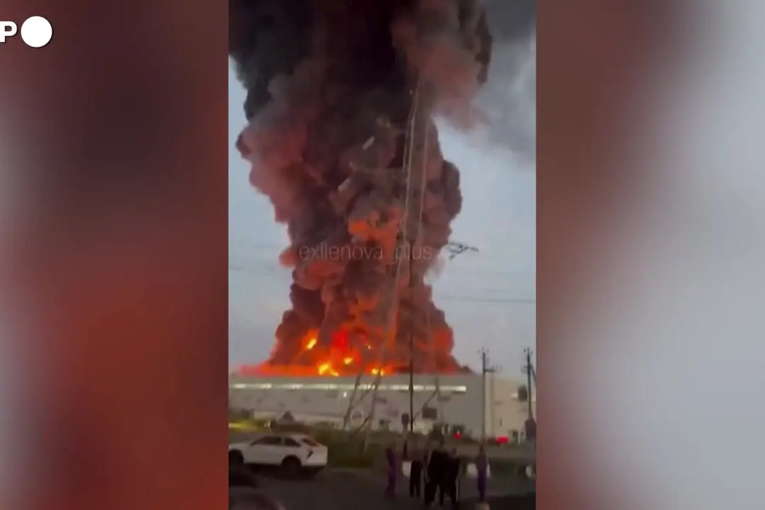 Russia, due centri logistici in fiamme dopo attacchi con droni ucraini