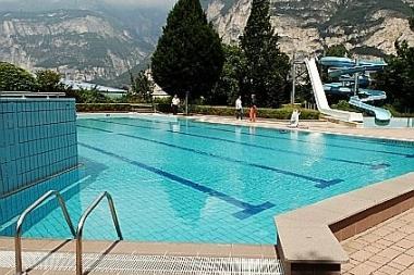 Piscina con vasca d'acqua, donne in costume da bagno, serata dedicata alle donne musulmane