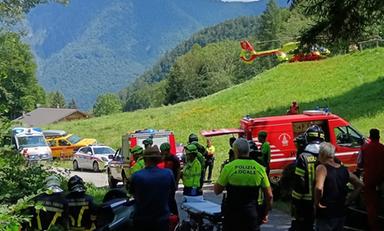 Squadre di soccorso alpino in azione su territorio montano, interventi di emergenza con elicottero e team di salvataggio