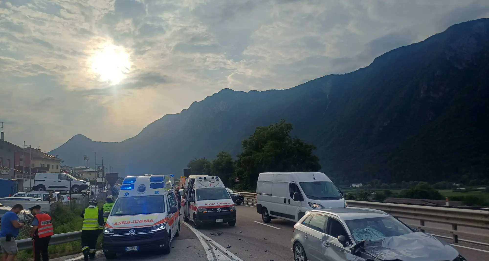 Incidente sulla Valsugana in ora di punta: 2 feriti, statale chiusa e lunghe code