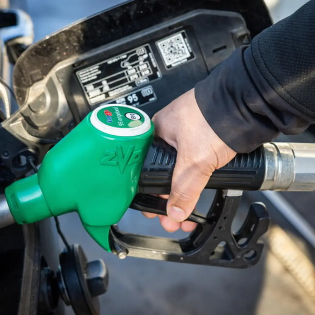 Prezzi dei carburanti in impennata: pieno fino a 12 euro in più in 19 giorni