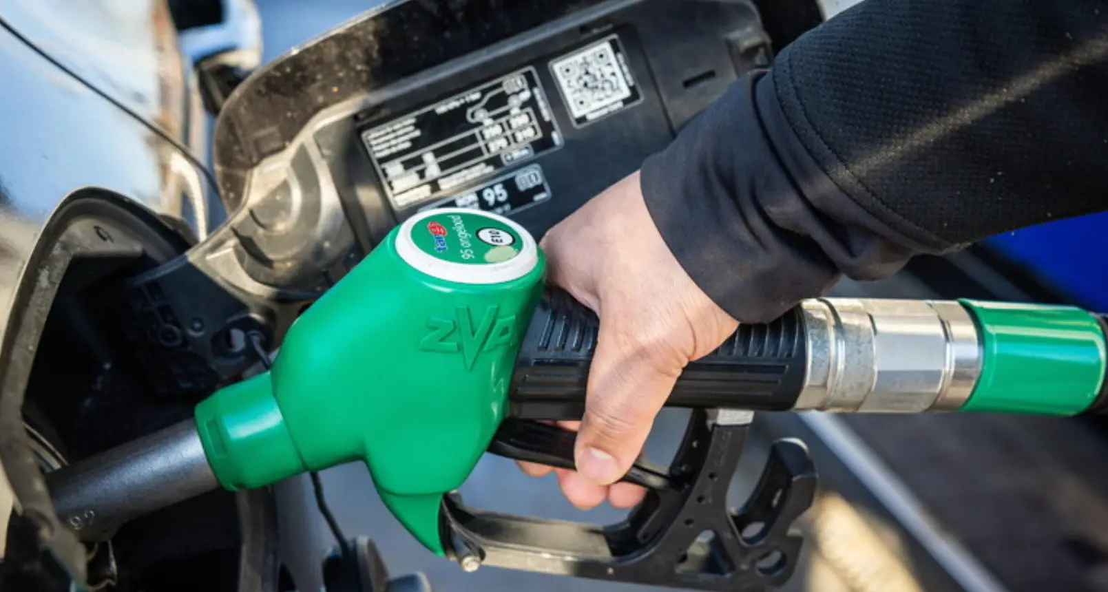 Prezzi dei carburanti in impennata: pieno fino a 12 euro in più in 19 giorni