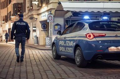 Agenti della Polizia di Stato operano per strada durante un controllo e un arresto in città