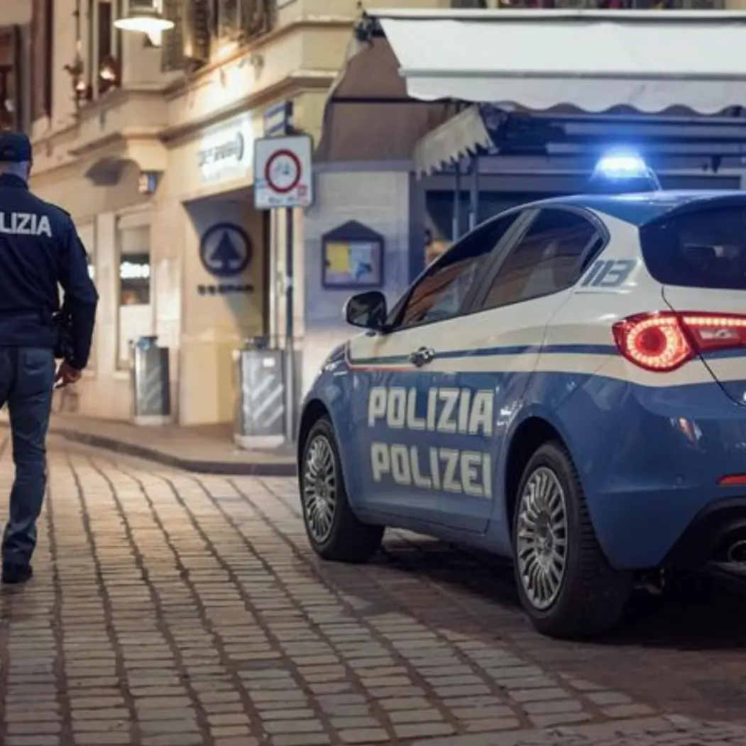 Furto in un'auto carica di bagagli a Bolzano: arrestati due uomini