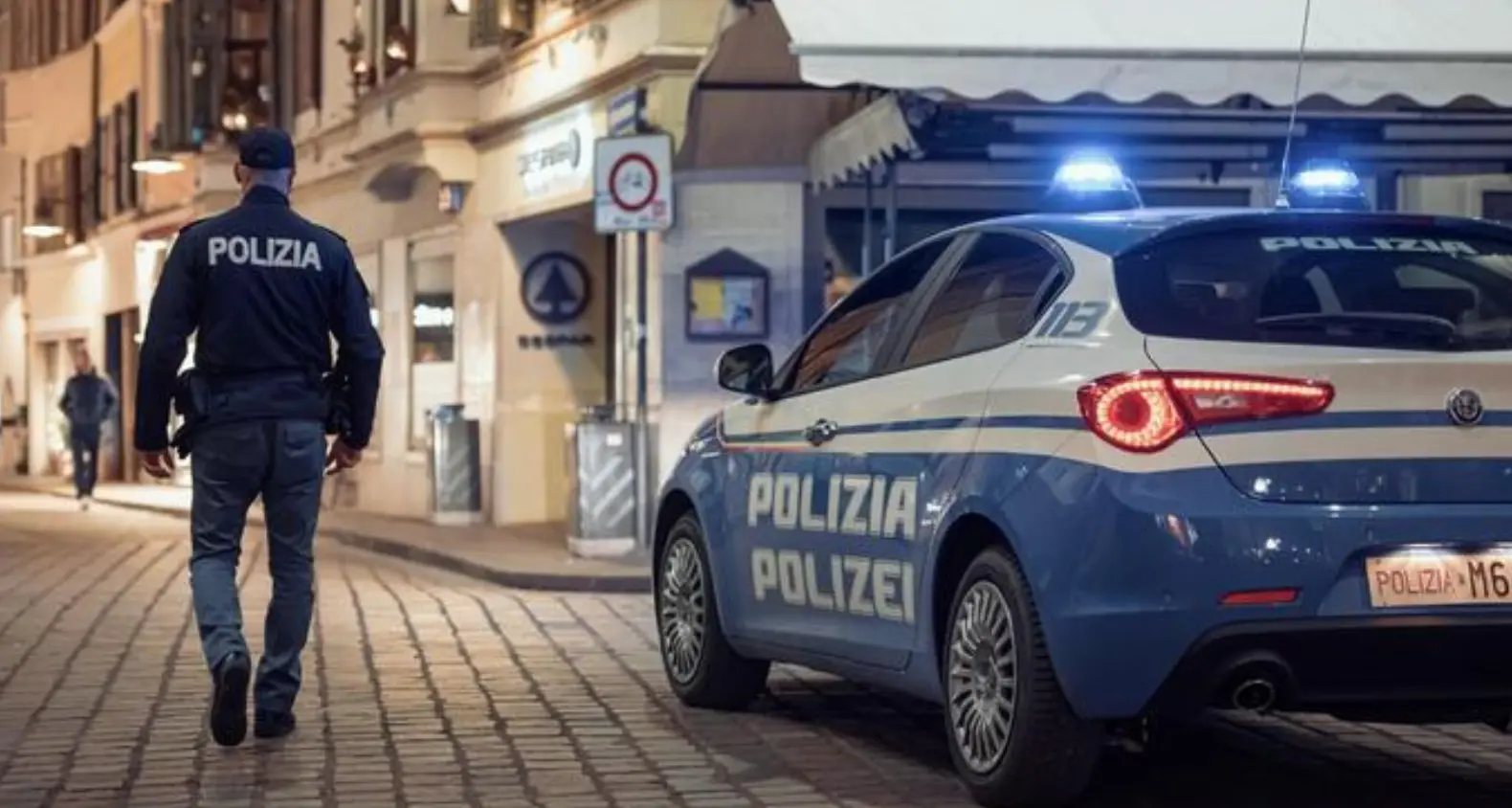 Furto in un'auto carica di bagagli a Bolzano: arrestati due uomini