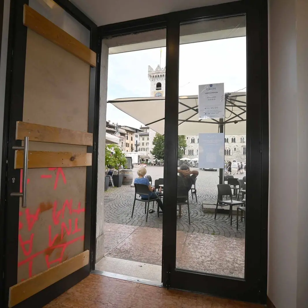 Trento, nuova spaccata in piazza Duomo: presa di mira ancora la gelateria Grom