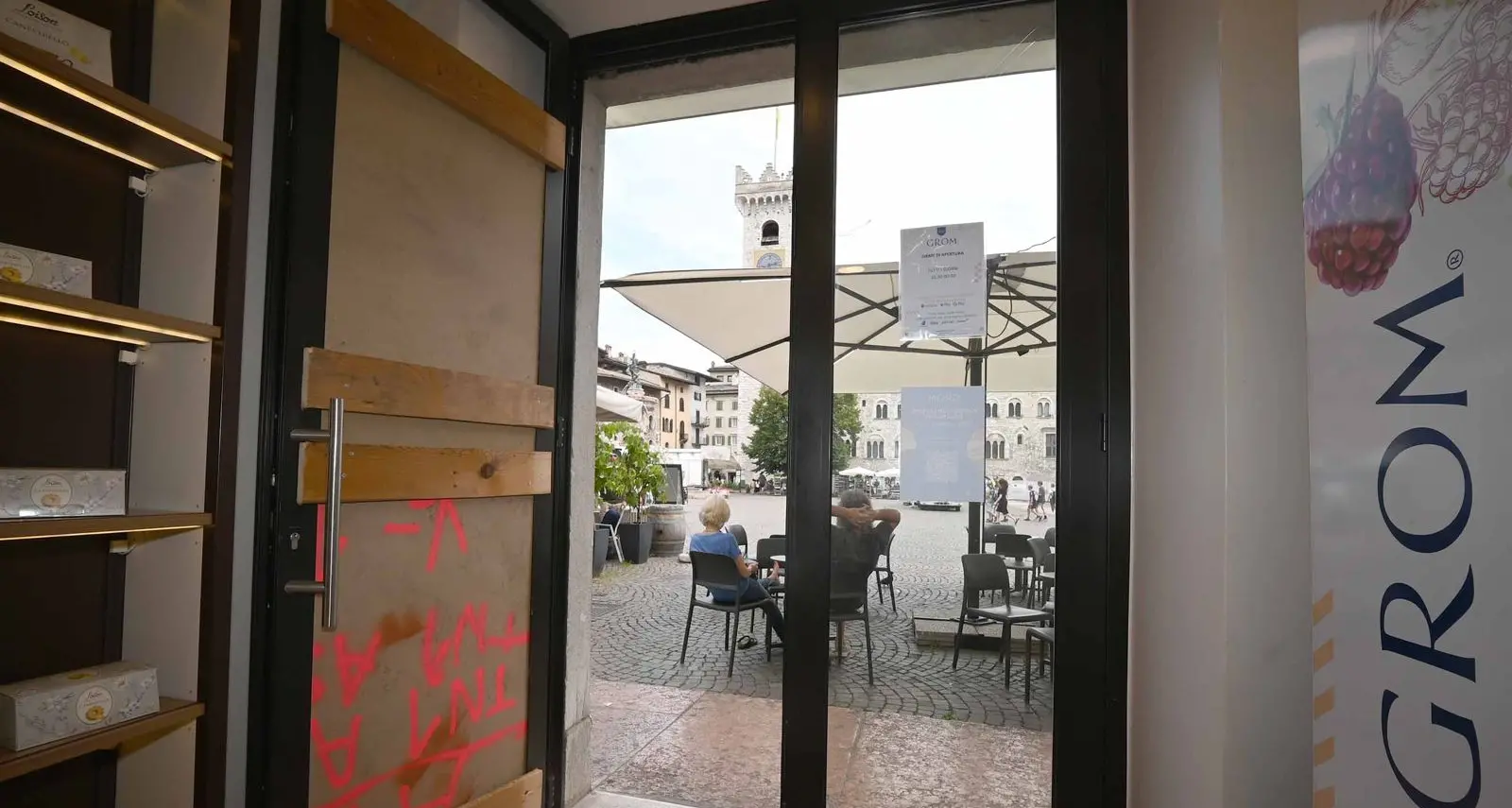 Trento, nuova spaccata in piazza Duomo: presa di mira ancora la gelateria Grom