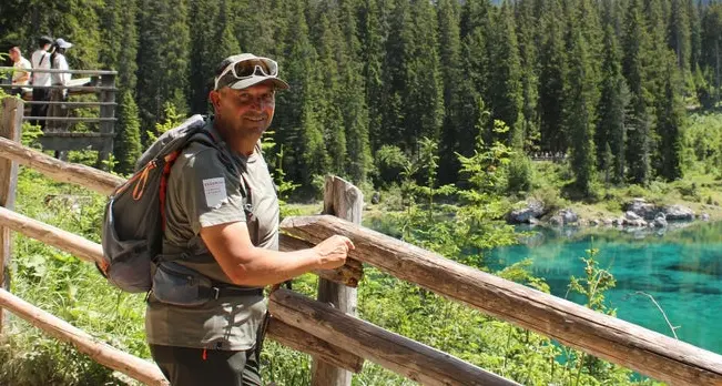 Giorgio Poschiavin, un fassano a difesa del lago di Carezza: ha già fermato oltre 100 droni