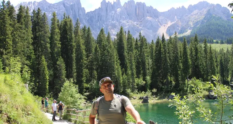 Il ranger che protegge il lago di Carezza viene dalla val di Fassa: Giorgio Poschiavin ha già fermato oltre 100 droni