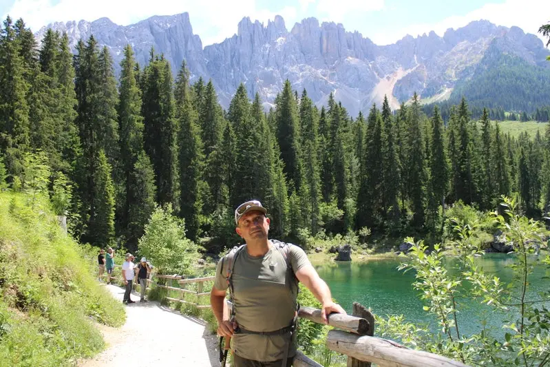 Il ranger che protegge il lago di Carezza viene dalla val di Fassa: Giorgio Poschiavin ha già fermato oltre 100 droni