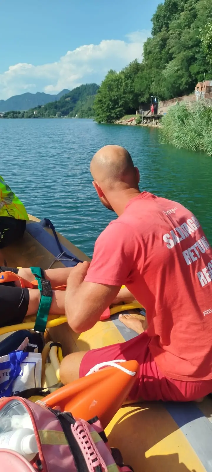 Tuffo dall'albero finisce sui sassi al lago di Caldonazzo: undicenne trasportato in elicottero al Santa Chiara