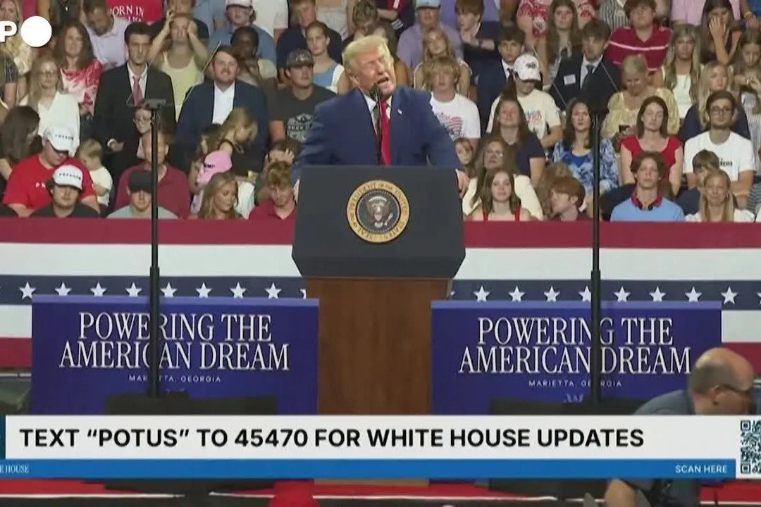Al comizio di Trump in Georgia un uomo lo imita alle sue spalle: il video diventa virale