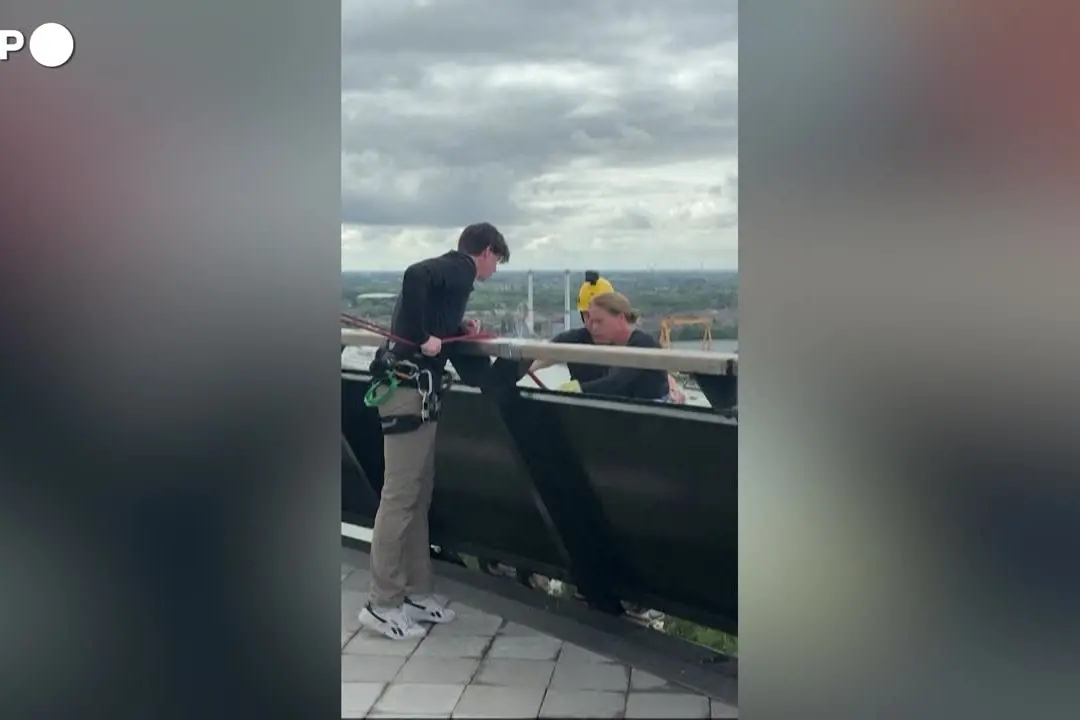 La sindaca di Rotterdam mantiene la promessa e si cala dall’Euromast