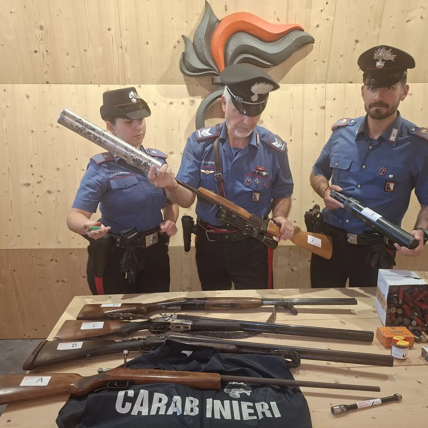 Val di Cembra, arrestato con fucili e silenziatori: sequestrato un arsenale illegale